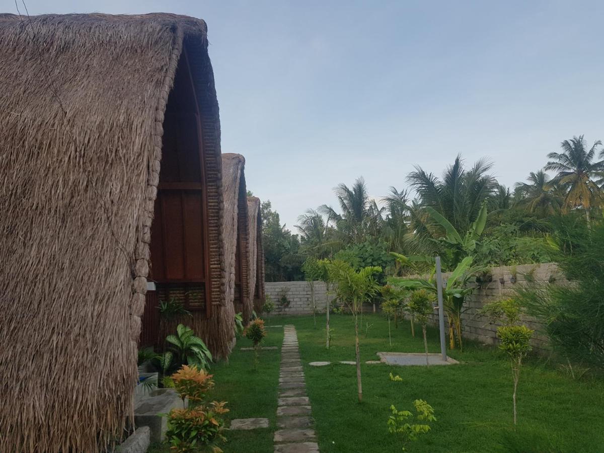 Tropical Sunday Bungalow - Surf And Stay Selong Belanak Eksteriør billede